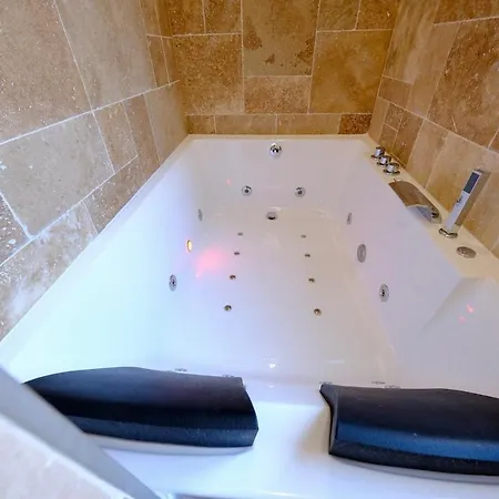 - Bienvenue Chez Perlane Et Yoann - Balneo Apartment